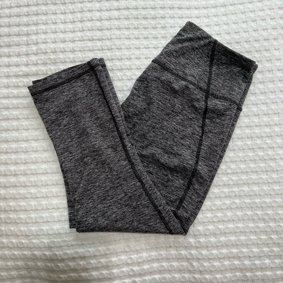 Patagonia Woman’s Heather Grey Centered Yoga Crop Leggings - Picture 4 of 14